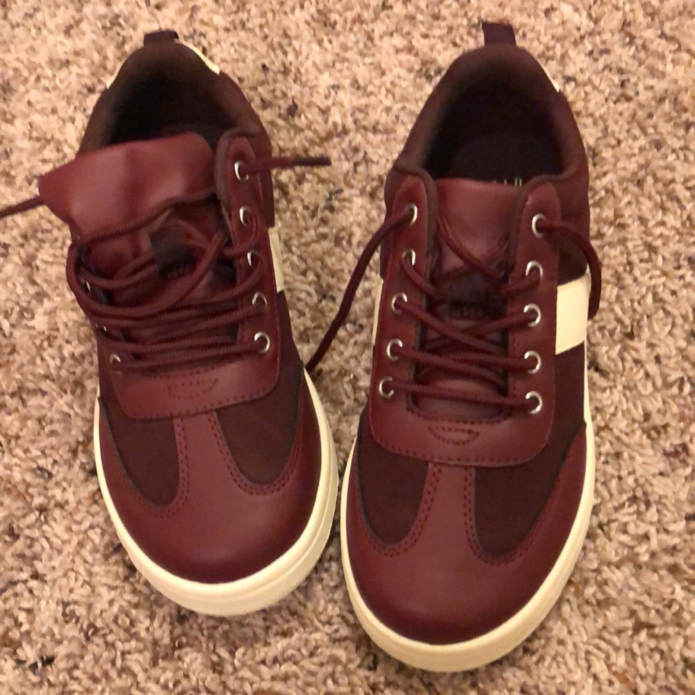 Brand New Gap Burgundy toddler boy sneaker shoes in size 3
